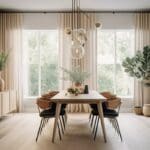 Ett ljust och luftigt vardagsrum inrett med möbler i trä, linneklädda soffor och ullmattor i nyanser av beige och brunt. Stora fönster släpper in naturligt ljus och växter adderar en grön touch.